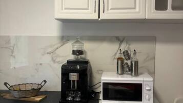 Jääkaappi, mikroaaltouuni, kahvin-/teenkeitin, leivänpaahdin