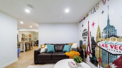 Private Suite w/ Full Kitchen, In-Suite Laundry, Game Area • Sleeps 4