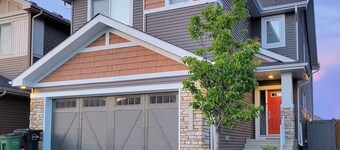 Cozy Suite near West Edmonton Mall with Full Kitchen, Office & Sofa Bed