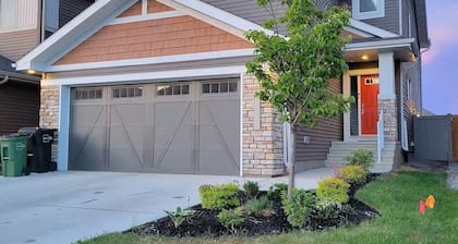 Cozy Suite near West Edmonton Mall with Full Kitchen, Office & Sofa Bed