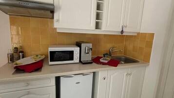 Kühlschrank, Wasserkocher mit Kaffee-/Teezubehör