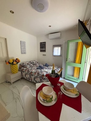 1 bedroom, WiFi, bed sheets - Marie - cosy studio. (Sanary-sur-Mer)