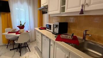 Kühlschrank, Wasserkocher mit Kaffee-/Teezubehör