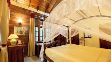 Desk, laptop workspace, free WiFi