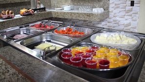 A buffet with various food items and beverages. - Hotel Barroso (Pirapora)