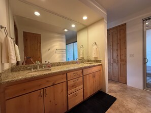 Douche, séchoir à cheveux, serviettes fournies, savon