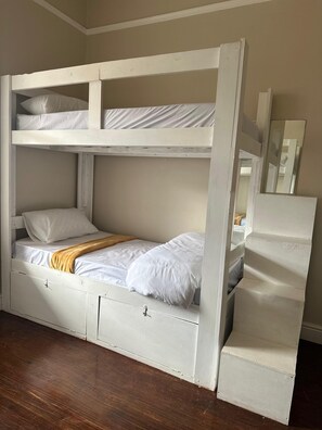 Dormitori compartit econòmic, pati, vistes a la ciutat | Escriptori, cortines opaques, planxa i posts de planxar i wifi gratuïta