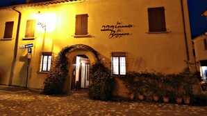 Un bâtiment sur lequel on peut lire l’inscription « La casa di Bagmara » et un panneau de signalisation indiquant une zone de stationnement.