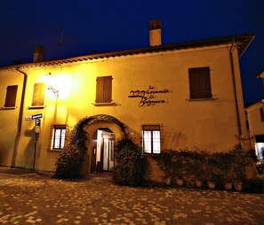 A building with a sign reading "La casa di Bagmara" and a street sign indicating a parking area. - La Locanda Di Bagnara (Bagnara di Romagna)