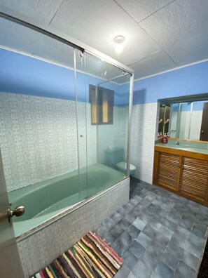 Standard Double Room, Courtyard View | Bathroom | Shampoo, toilet paper
