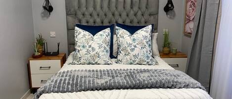 4 bedrooms, iron/ironing board, free WiFi, bed sheets