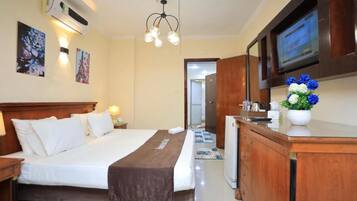 Kamar Single Deluks, pemandangan kota | Seprai premium, selimut bulu angsa, busa memori, dan minibar