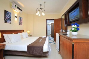 Premium bedding, down duvets, memory-foam beds, minibar - Dreamers Cairo Hotel (Giza)