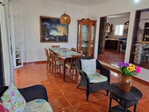 Casa Confort, vistas a la playa | Sala de estar | Smart TV de 50 pulgadas con canales por cable