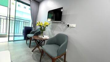 Estudio Deluxe, balcón, vista a la ciudad | Minibar, escritorio, insonorización y wifi gratis