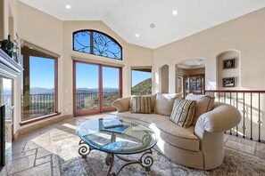Living area - Retreat with stunning views: breathtaking, peaceful and soul healing (Escondido)