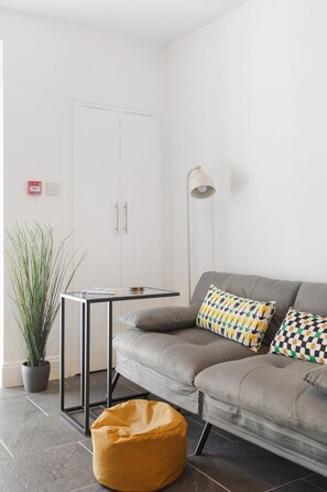 Fernseher, Videospiele, Tischtennisplatte, Bücher