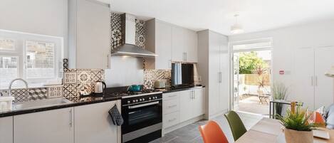 Kylskåp, mikrovågsugn, ugn och spishäll