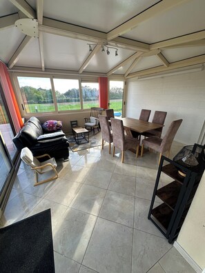 Smart-TV, Kamin, Bücher