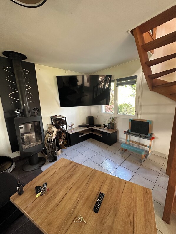 Smart-tv, eldstad och böcker