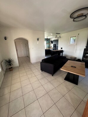 Smart-TV, Kamin, Bücher