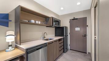 Studio Suite, 1 King Bed | Private kitchen