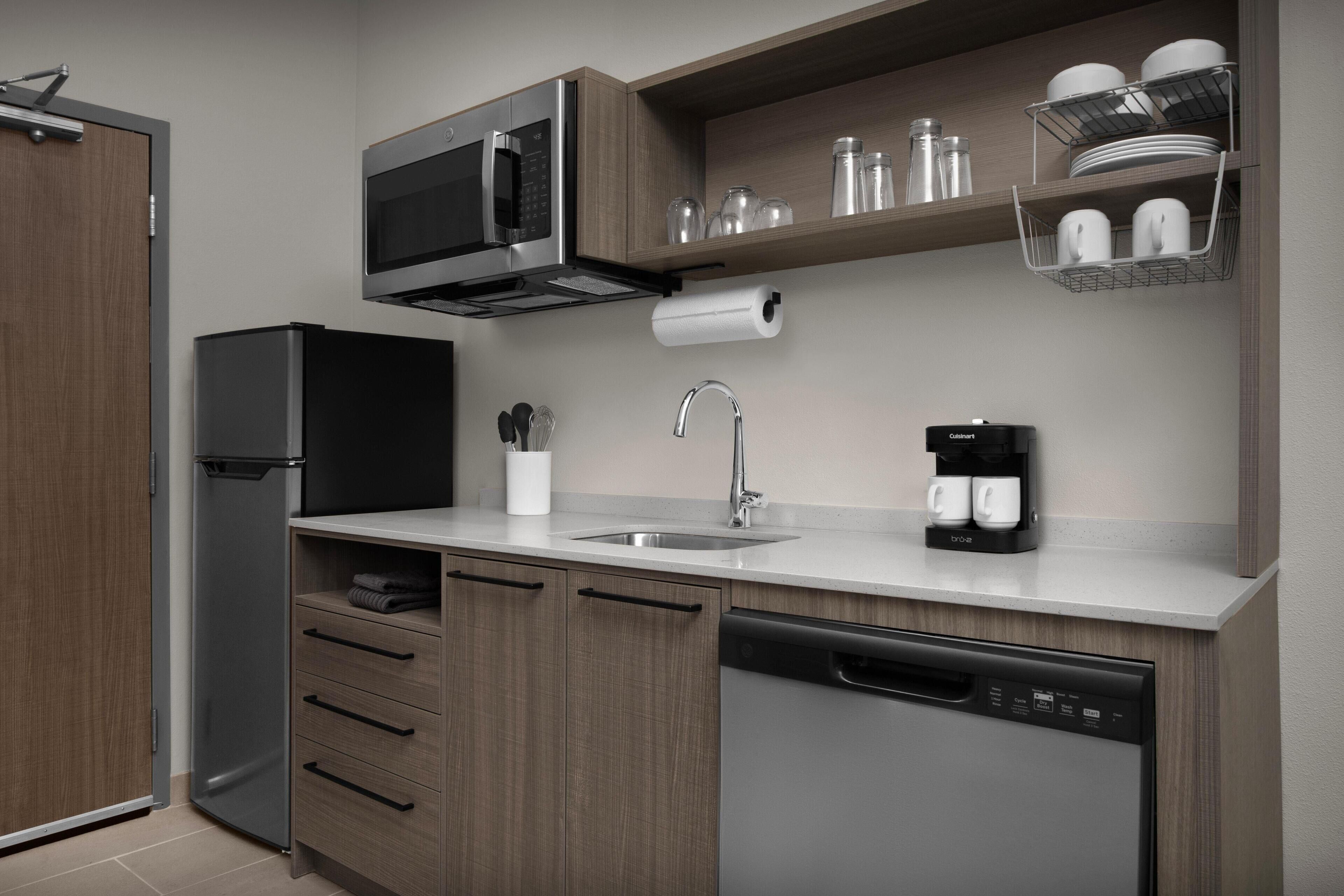 Full-sized fridge, microwave, dishwasher, coffee/tea maker