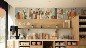 Una cocina moderna con armarios de madera, una cafetera y un mural con vistas a la ciudad.