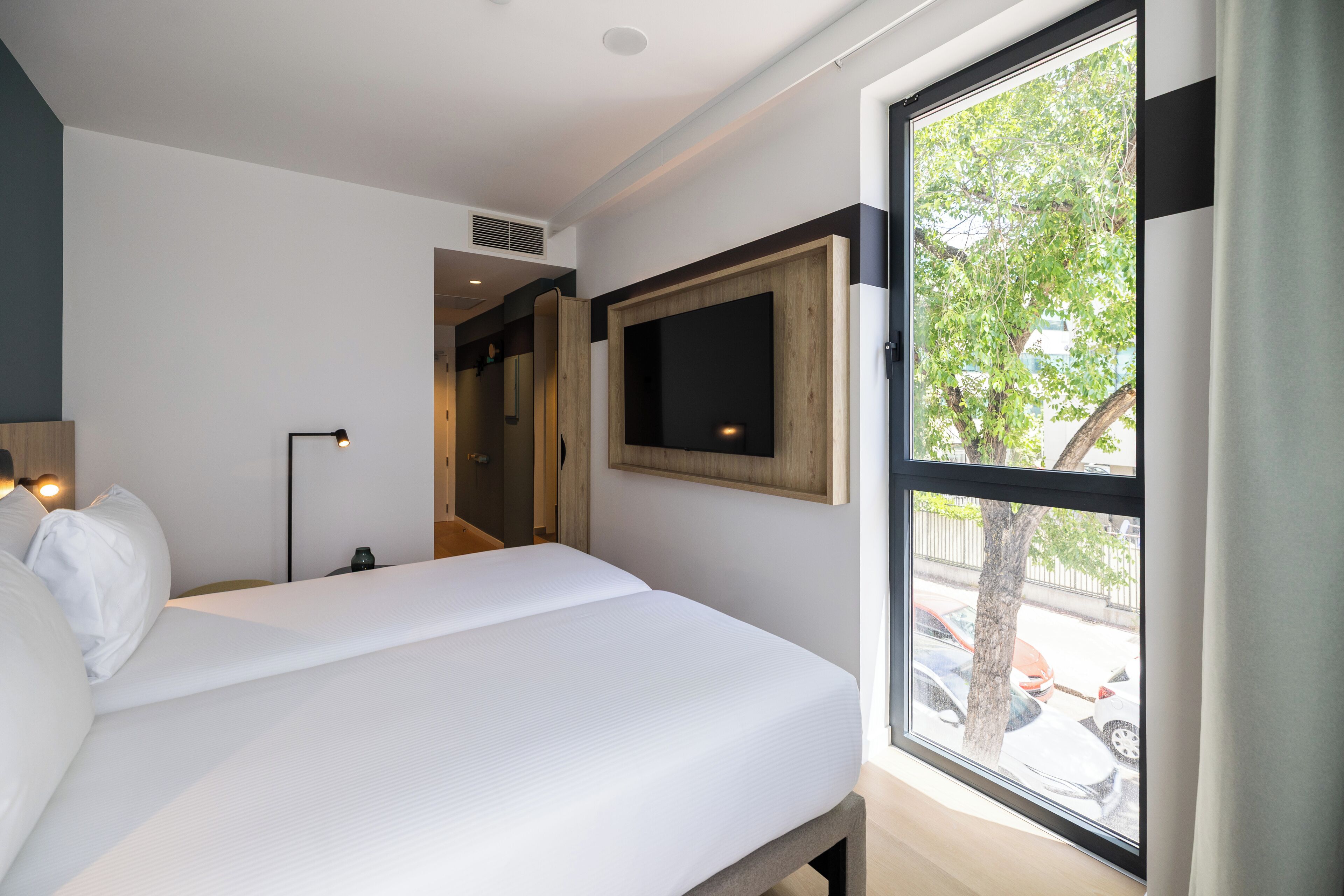 Habitación con 2 camas individuales, 2 camas individuales | Caja de seguridad en la habitación, escritorio y cortinas blackout 