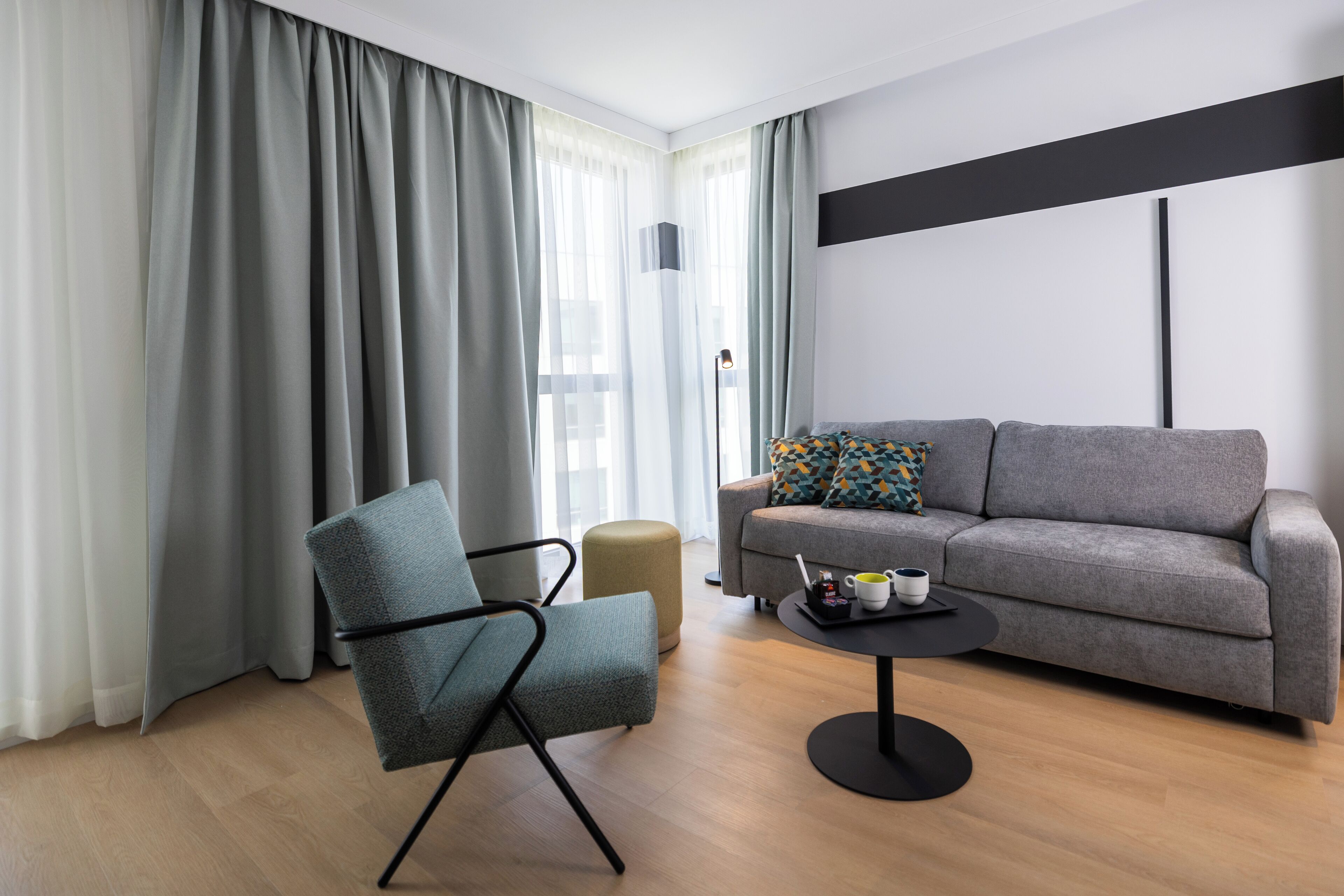 Habitación, 1 cama de matrimonio grande con sofá cama | Caja fuerte, escritorio, cortinas opacas y tabla de planchar con plancha