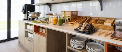 Tägliches Frühstücksbuffet (15 EUR pro Person)