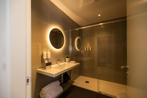 Zimmer, 1 King-Bett und Schlafsofa | Dusche im Bad