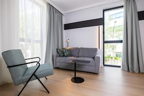 Habitación, 1 cama de matrimonio grande, accesible para personas con discapacidad | Zona de estar