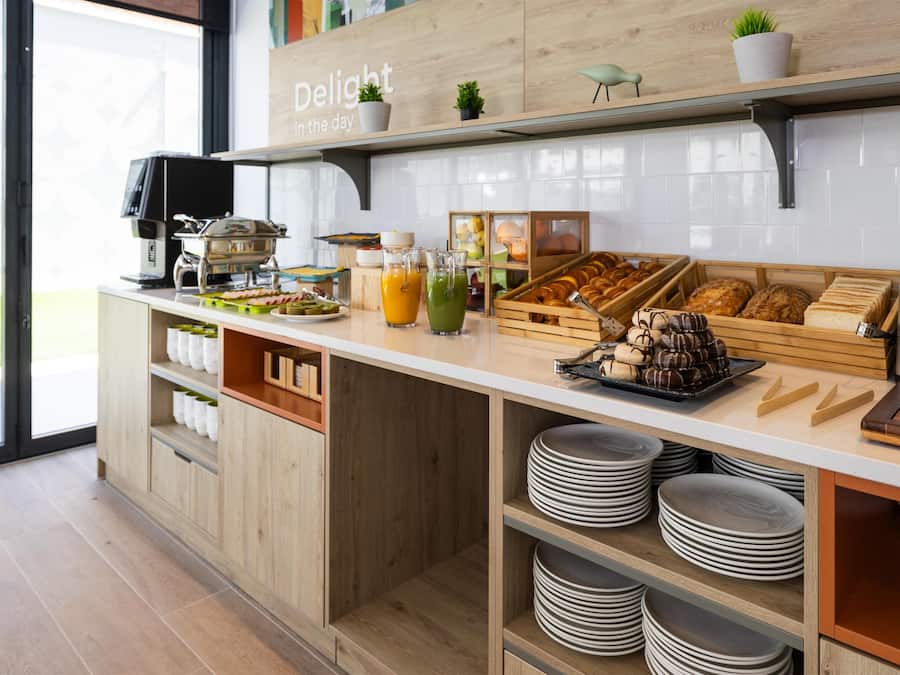 Se ofrece un desayuno bufé (15 EUR por persona)