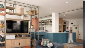 Un moderno vestíbulo de hotel con área de bar, asientos y una televisión.