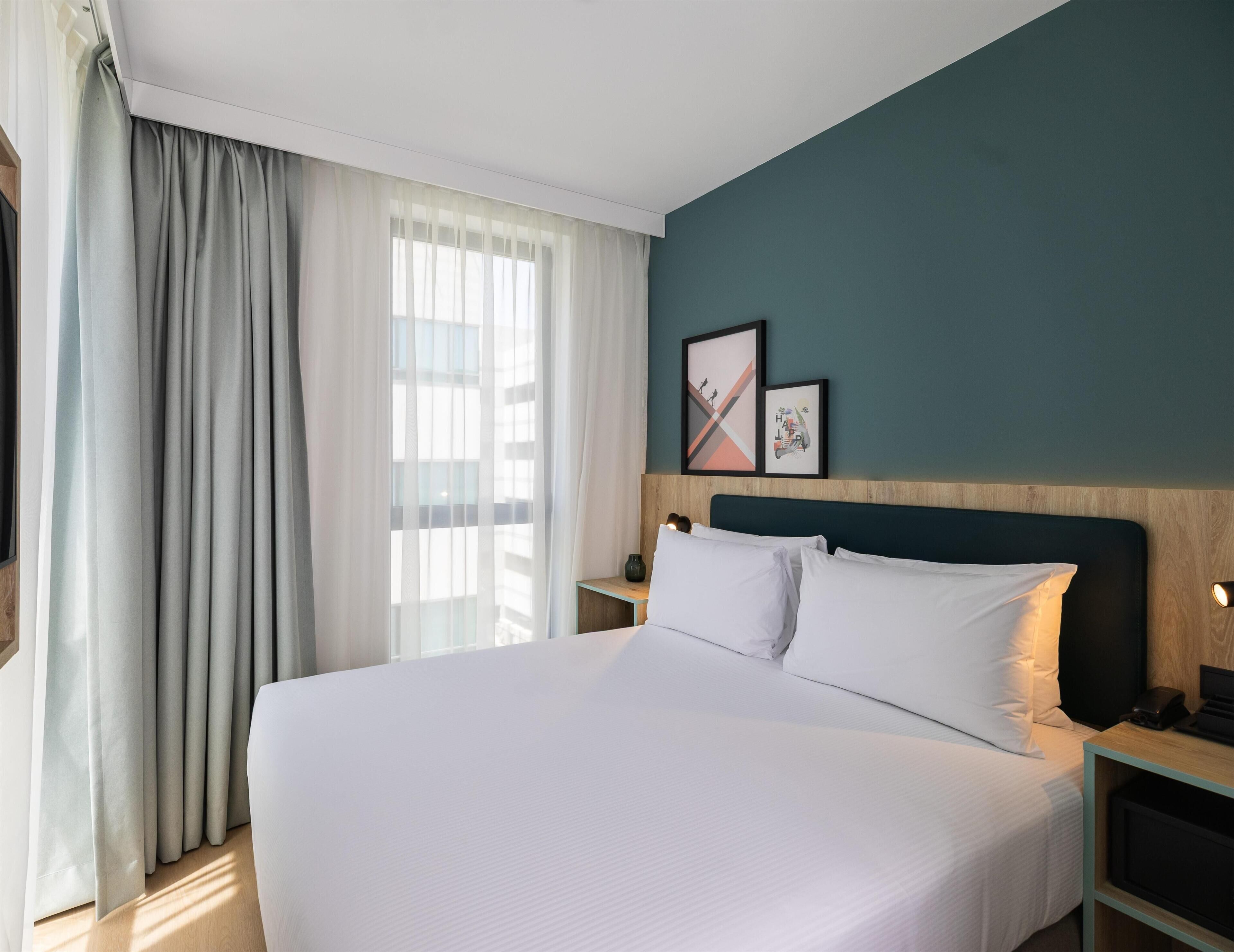 Rom, 1 queensize-seng | Safe på rommet, skrivebord, blendingsgardiner og lydisolert