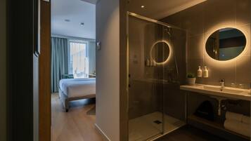Chambre avec lits jumeaux, 2 lits une place | Douche de la salle de bain