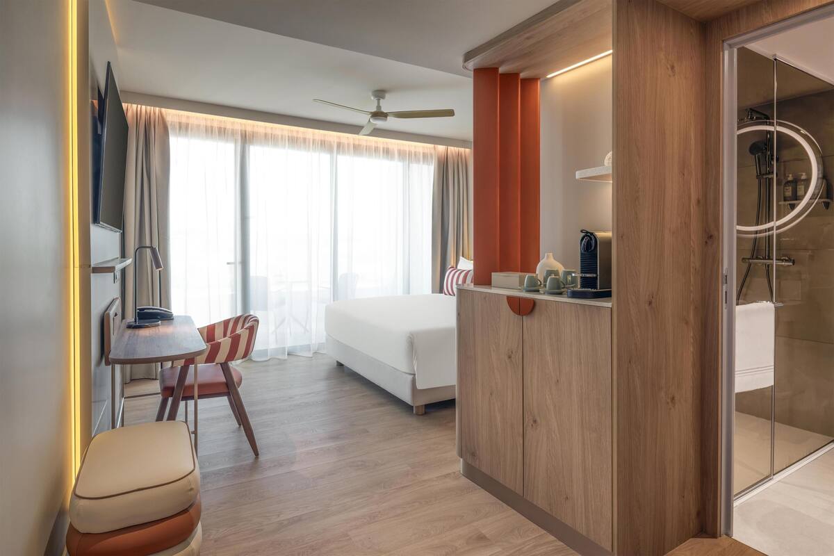 Hochwertige Bettwaren, Betten mit Memory-Foam-Matratzen, Zimmersafe