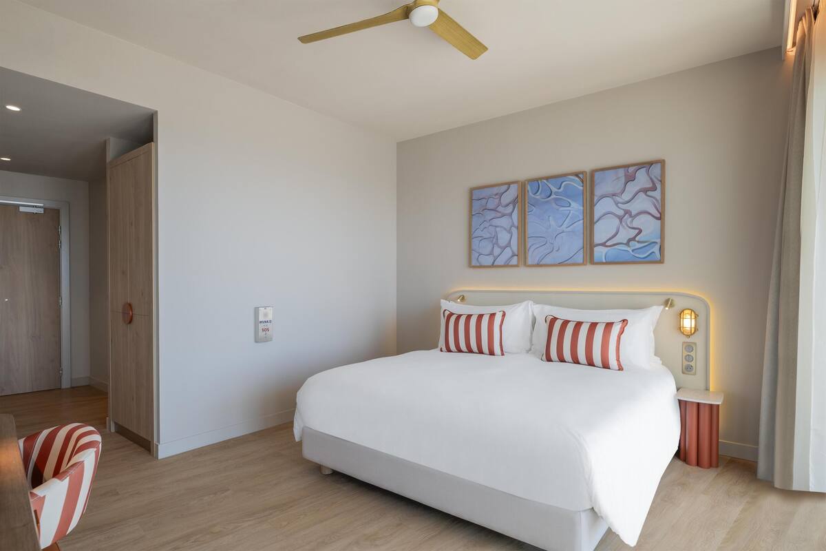 Hochwertige Bettwaren, Betten mit Memory-Foam-Matratzen, Zimmersafe