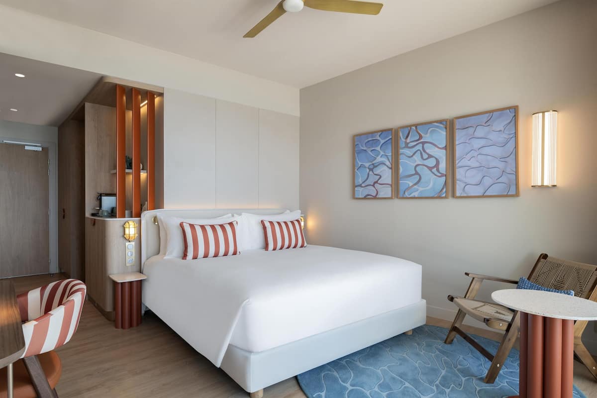 Hochwertige Bettwaren, Betten mit Memory-Foam-Matratzen, Zimmersafe