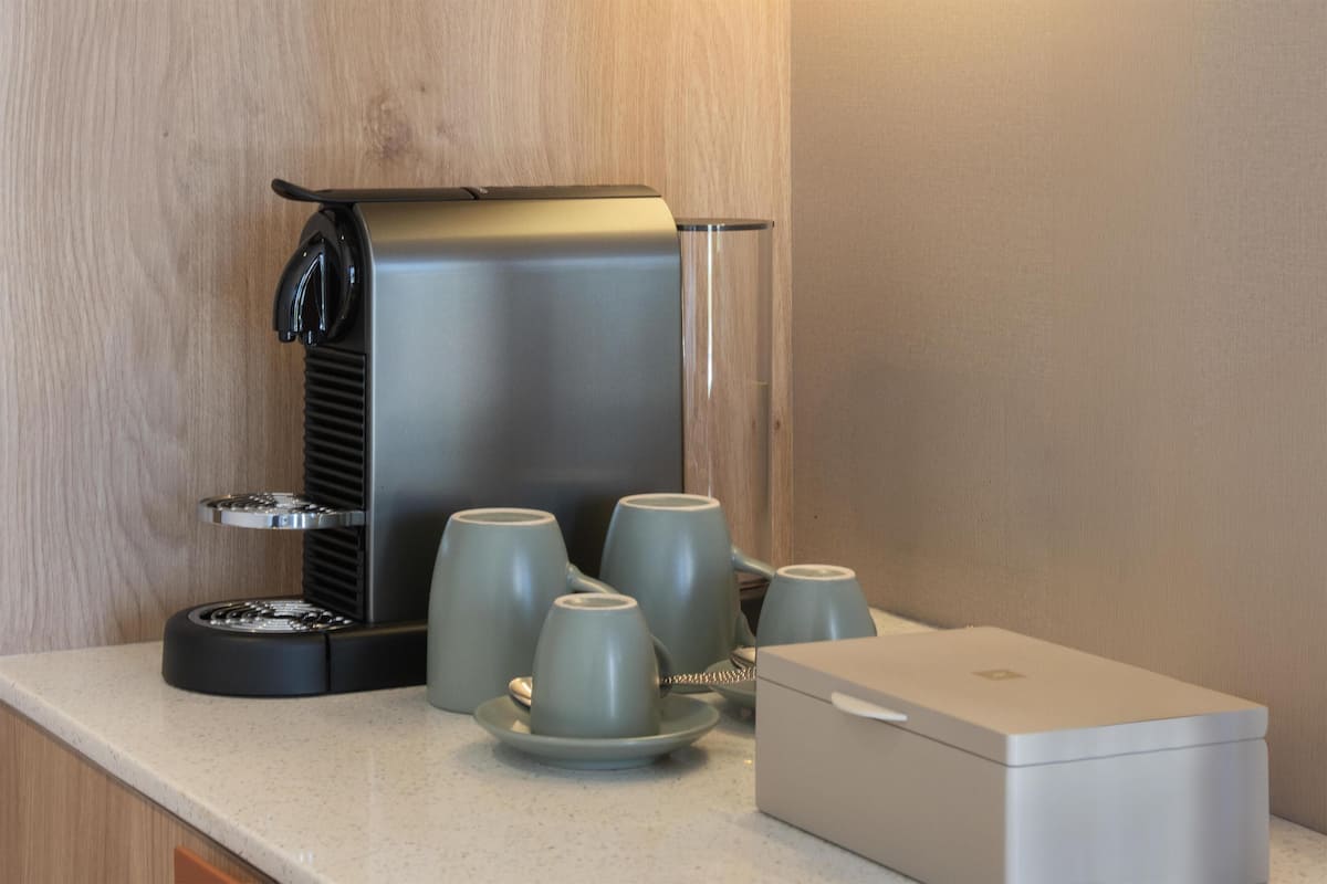 Hochwertige Bettwaren, Betten mit Memory-Foam-Matratzen, Zimmersafe