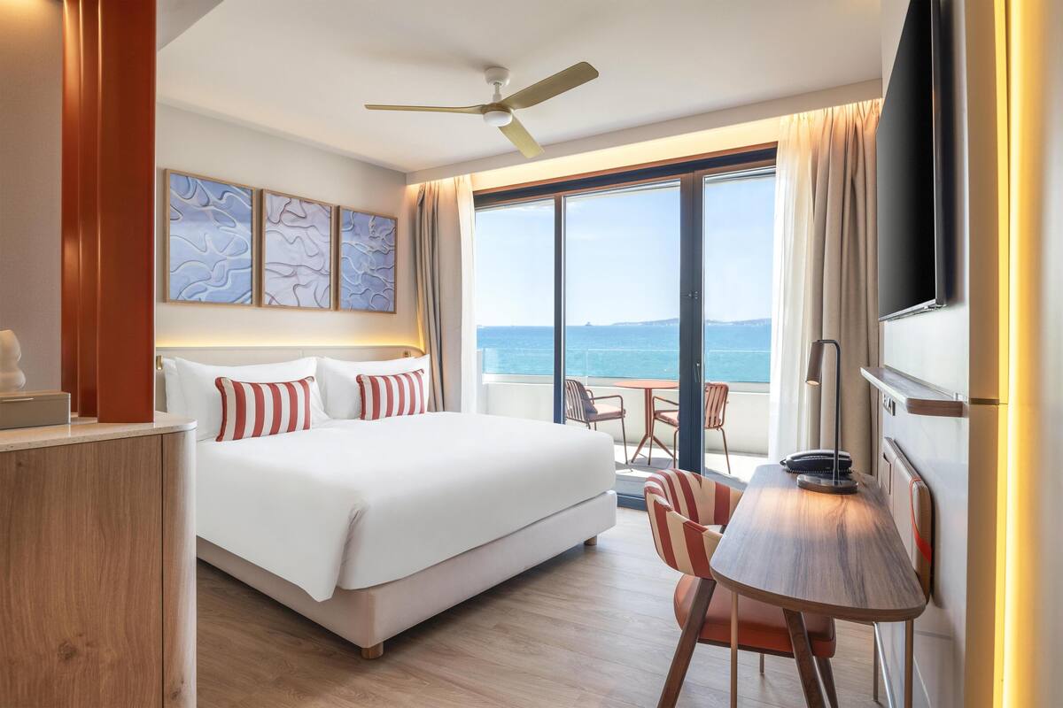 Hochwertige Bettwaren, Betten mit Memory-Foam-Matratzen, Zimmersafe