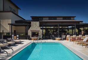 시즌별로 운영되는 야외 수영장