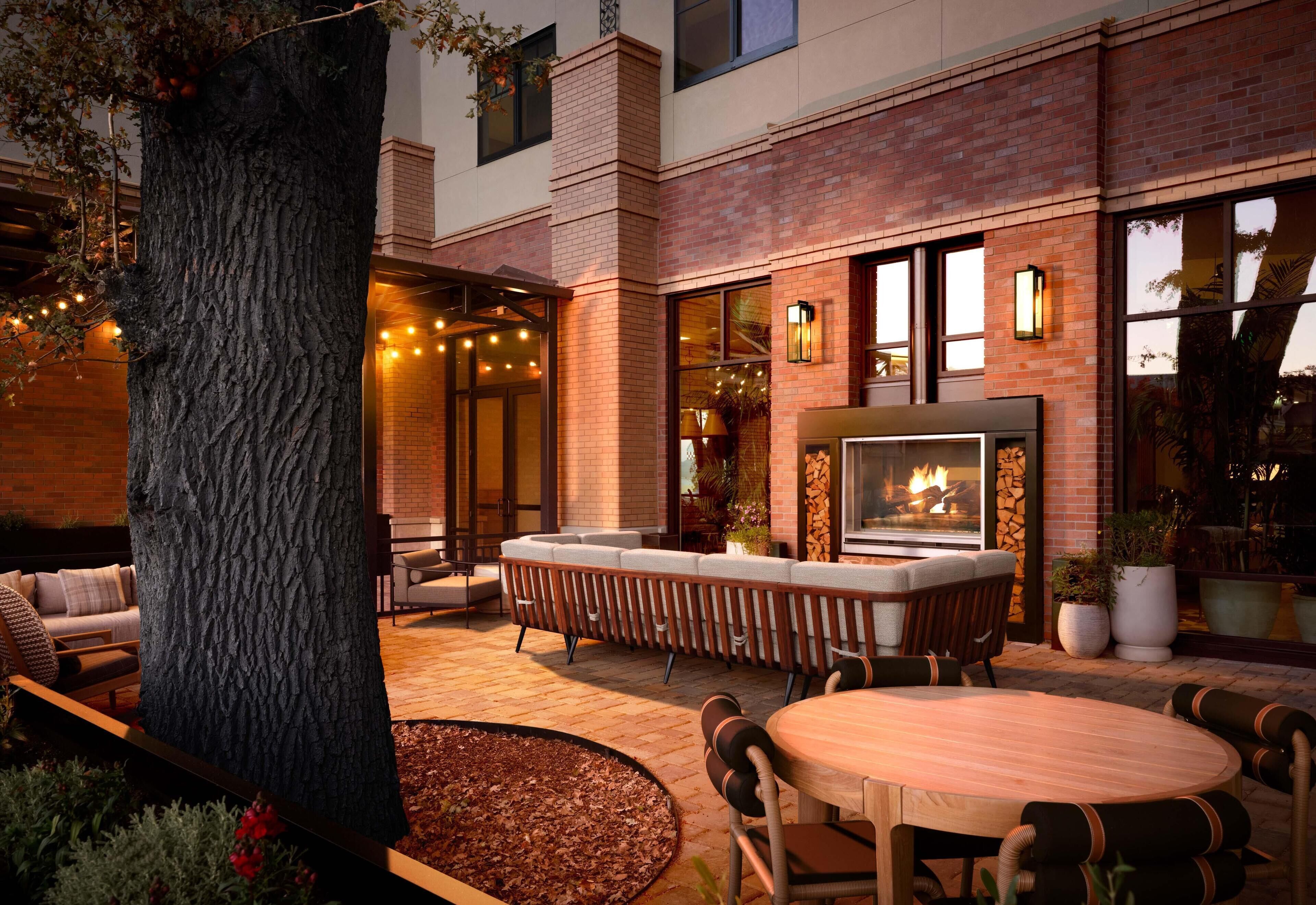 2 restaurantes, com serviço de café da manhã e almoço; culinária local