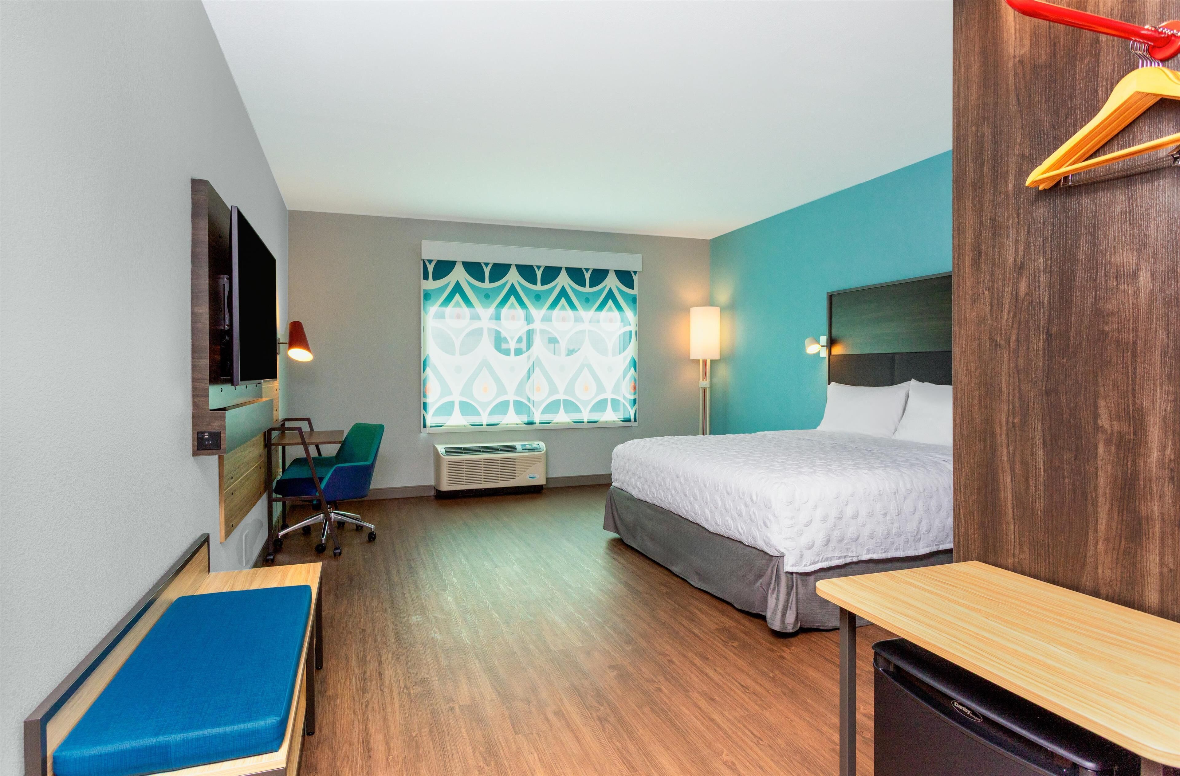 Escritorio, espacio para trabajar con laptop y cortinas blackout 