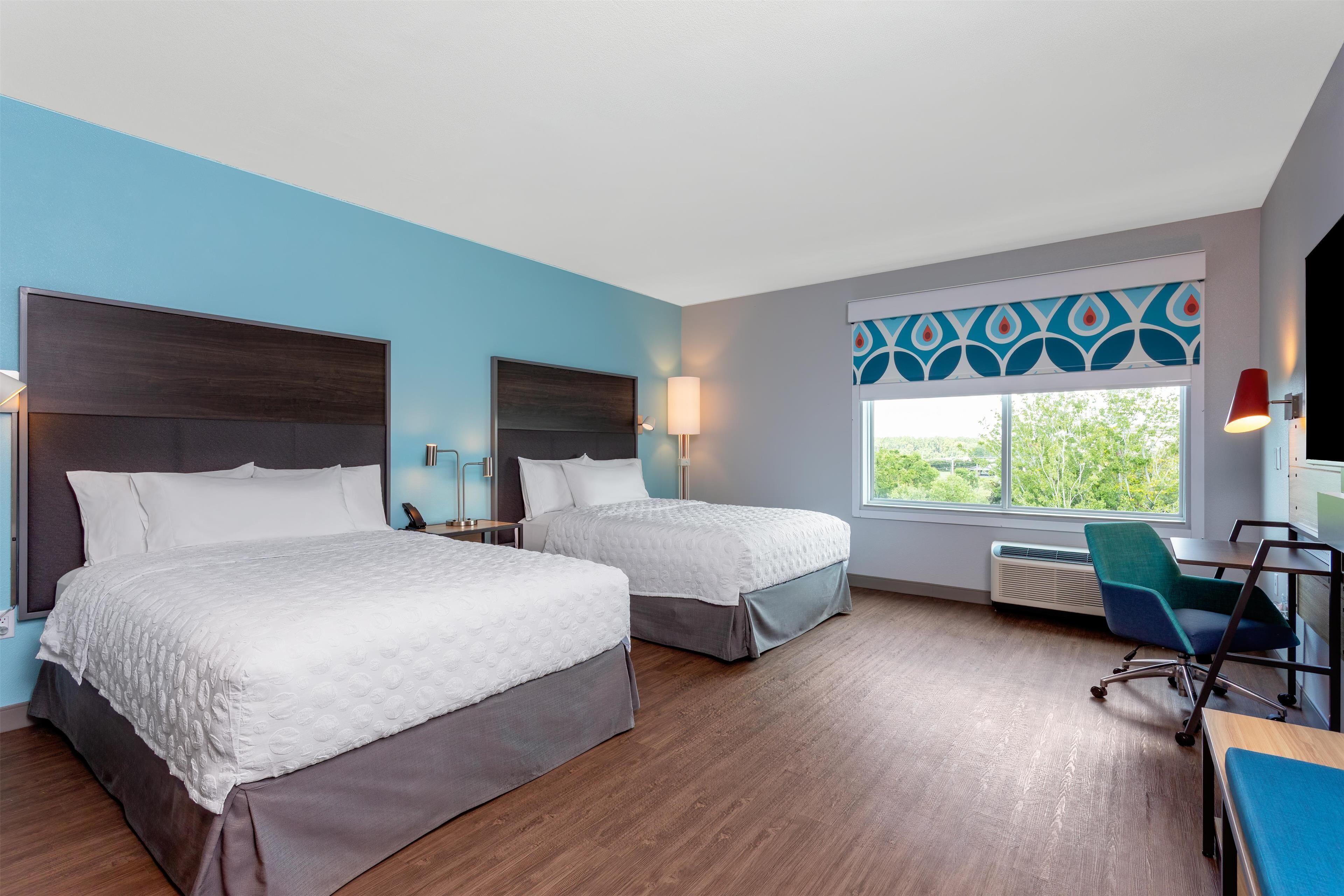 Escritorio, espacio para trabajar con laptop y cortinas blackout 