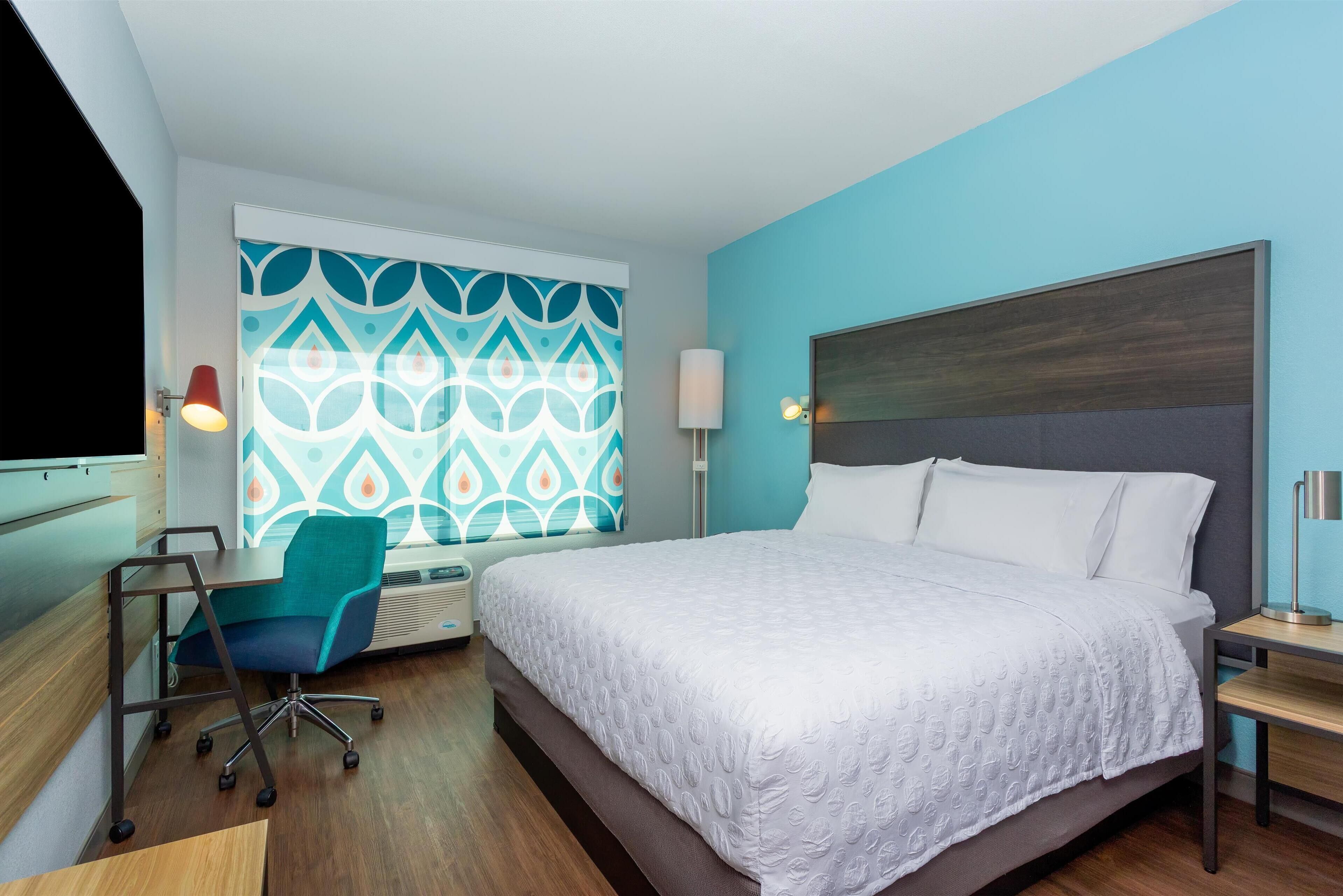 Escritorio, espacio para trabajar con laptop y cortinas blackout 