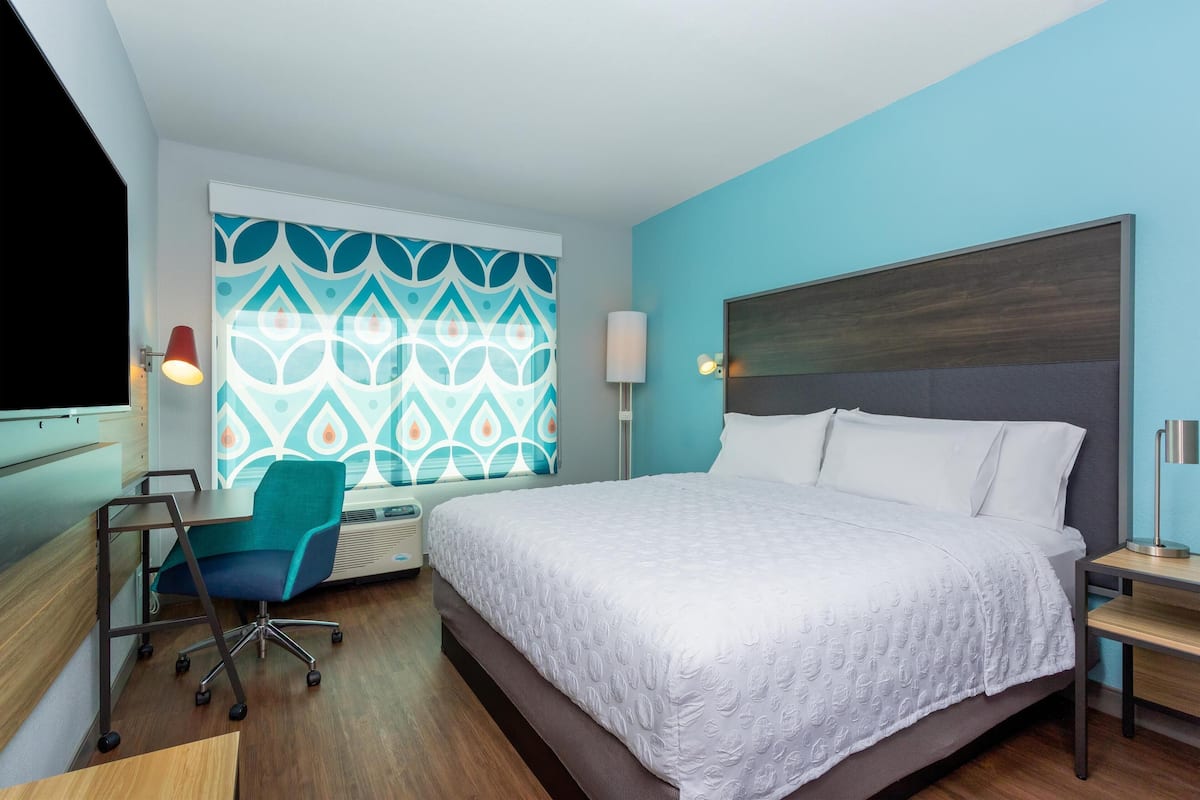 Escritorio, espacio para trabajar con laptop y cortinas blackout