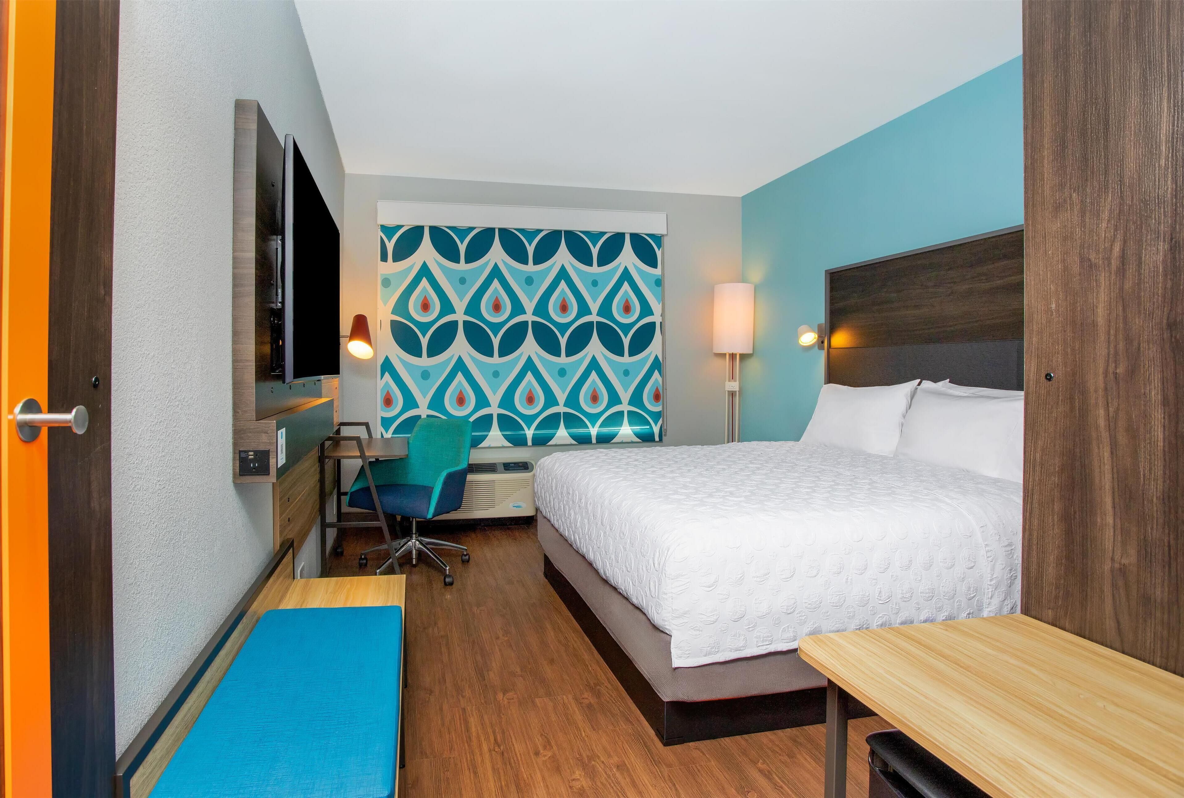 Escritorio, espacio para trabajar con laptop y cortinas blackout 