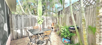 Coastal Cottage 225 - Walk to Beach, King Bed